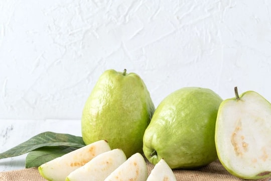 7 nhóm người không nên ăn ổi