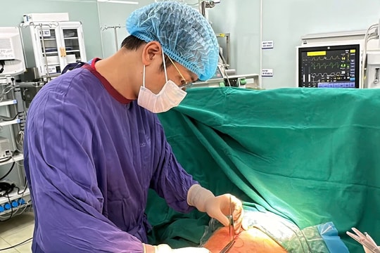 Người phụ nữ mặc cảm, sợ hãi vì biến chứng sau phẫu thuật hút mỡ bụng tại cơ sở y tế tư nhân