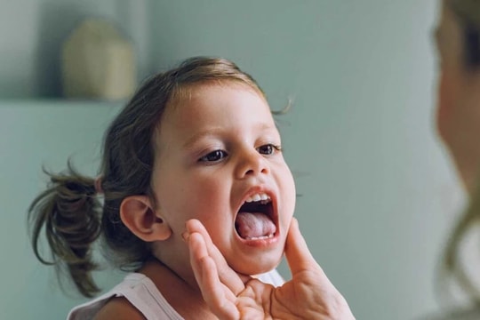 Cách nhận diện, điều trị và phòng bệnh viêm thanh quản cho trẻ em mùa lạnh