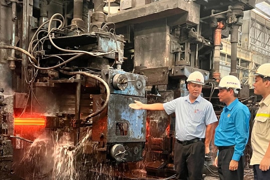 Biểu dương công nhân lao động tiêu biểu là đảng viên