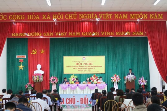 Đoàn ĐBQH tỉnh Hòa Bình tiếp xúc cử tri sau Kỳ họp thứ Tám