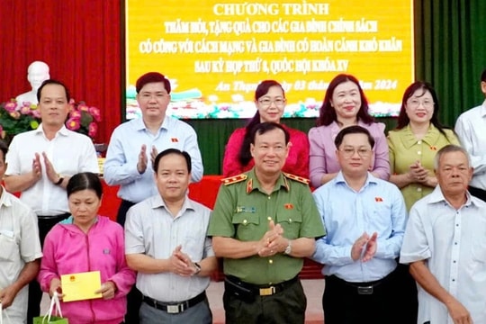 Chủ nhiệm Ủy ban Quốc phòng và An ninh, Trung tướng Lê Tấn Tới tiếp xúc cử tri tại Long An