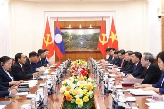 Thường trực Ban Bí thư Trần Cẩm Tú hội đàm với Thường trực Ban Bí thư, Phó Chủ tịch nước Lào