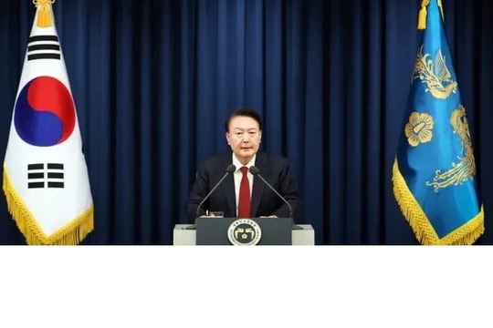 Tổng thống Hàn Quốc đối mặt với áp lực từ chức sau khi ban bố thiết quân luật