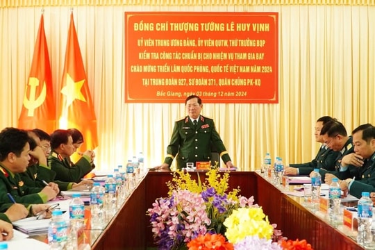 Thượng tướng Lê Huy Vịnh kiểm tra công tác chuẩn bị bay chào mừng tại Triển lãm Quốc phòng quốc tế Việt Nam 2024