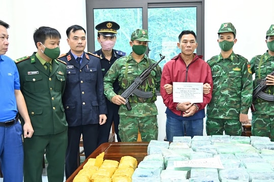 Bắt giữ 2 đối tượng vận chuyển 52kg ma túy