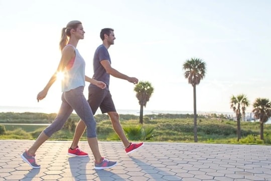 Người bệnh mắc thoát vị đĩa đệm có nên đi bộ ?