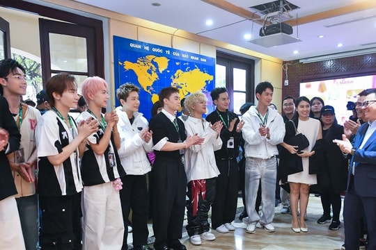 Các “Anh trai say hi” tìm hiểu về báo chí cách mạng Việt Nam