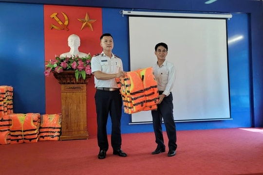  Làm tốt công tác phổ biến giáo dục pháp luật và quản lý cảng, bến 