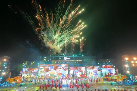 Rực rỡ màn trình diễn ánh sáng trong lễ khai mạc Festival Hoa Đà Lạt