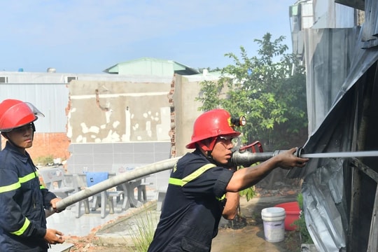 Lửa lớn bao trùm garage ô tô ở TP. Rạch Giá, Kiên Giang