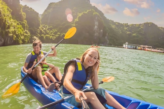 Khách quốc tế đến Việt Nam đạt hơn 15,8 triệu lượt người