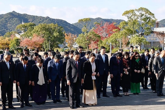 Chủ tịch Quốc hội Trần Thanh Mẫn và Phu nhân đặt hoa tưởng niệm nạn nhân bom nguyên tử tại Nagasaki, Nhật Bản 