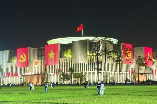 Tòa Nhà Quốc hội Việt Nam lung linh trong ánh sáng ban đêm