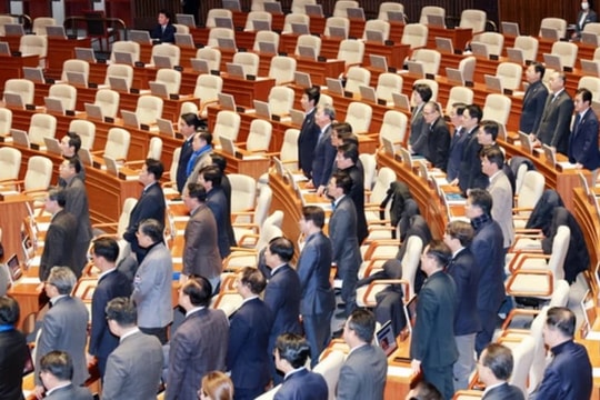 Hàn Quốc: Tổng thống vượt qua Quốc hội nhưng khó vượt qua sức ép từ đường phố