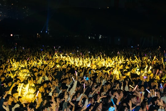 Hơn 15.000 sinh viên Trường Đại học Phenikaa "bùng nổ" cảm xúc trong đêm Đại nhạc hội Into the Colorverse