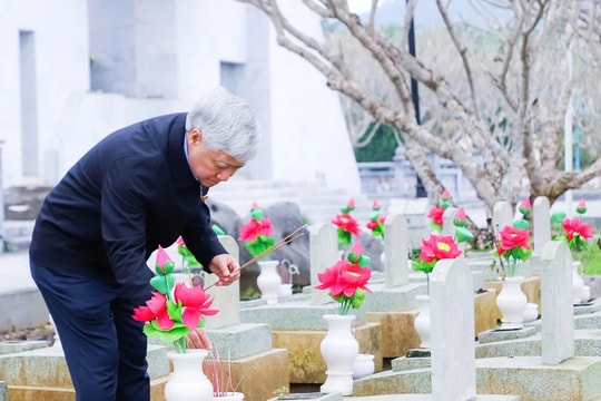 Chủ tịch UBTƯ MTTQ Việt Nam Đỗ Văn Chiến dâng hương tại nghĩa trang Việt - Lào