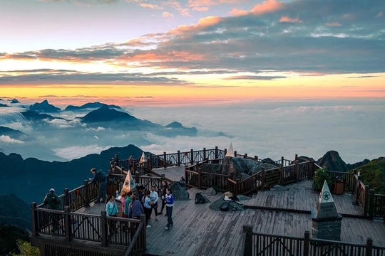 Du khách háo hức lên Fansipan “đạp tuyết, săn mây” trong tháng cuối năm