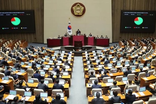 Quốc hội Hàn Quốc thông qua nghị quyết kêu gọi bắt giữ Tổng thống Yoon Suk-yeol