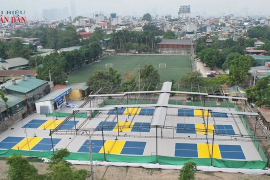 Quận Tây Hồ (Hà Nội): Đất bãi sông Hồng "chia năm, xẻ bảy" biến thành sân pickleball, bãi trông xe, khu vui chơi... để thu tiền