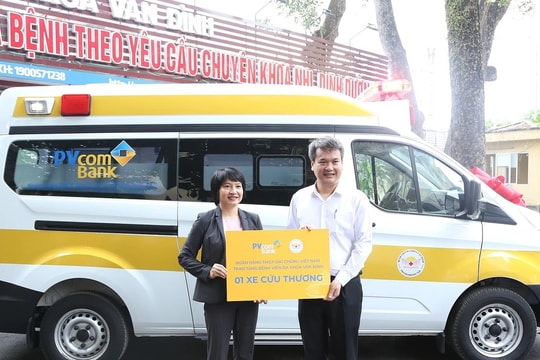 PVcomBank trao tặng xe cứu thương cho Bệnh viện Đa khoa Vân Đình