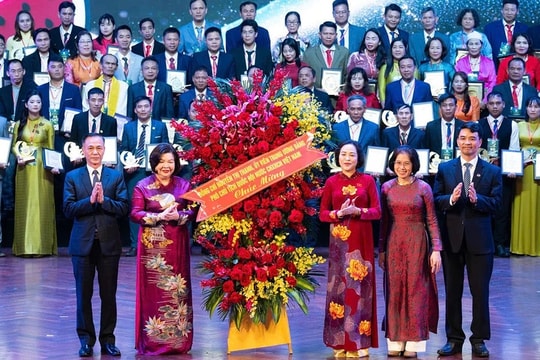 Phó Chủ tịch Quốc hội Nguyễn Thị Thanh dự Lễ tôn vinh sản phẩm tiêu biểu của hợp tác xã và trao giải thưởng Mai An Tiêm