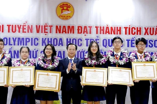 Hà Nội: Trao tặng bằng khen cho 6 học sinh đoạt huy chương Olympic Khoa học trẻ quốc tế 2024