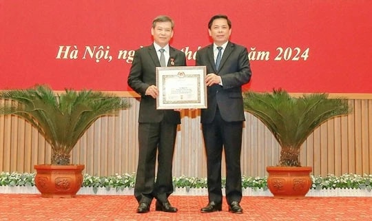 Trao Huy hiệu 40 năm tuổi Đảng tặng Viện trưởng Viện Kiểm sát Nhân dân tối cao Lê Minh Trí