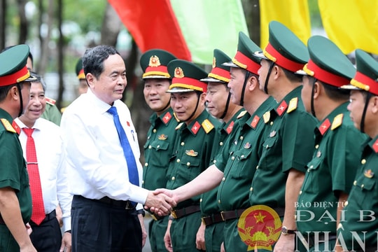 Chủ tịch Quốc hội Trần Thanh Mẫn thăm, chúc mừng Bộ Chỉ huy Quân sự tỉnh Hậu Giang