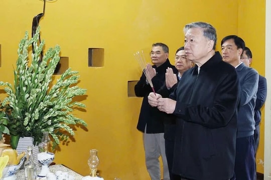 Tổng Bí thư Tô Lâm dâng hương tưởng niệm Chủ tịch Hồ Chí Minh tại nhà 67