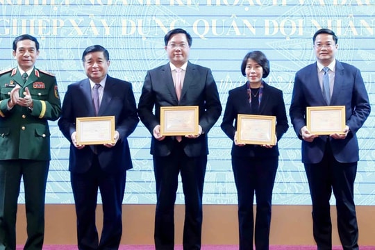 Trao tặng Kỷ niệm chương Vì sự nghiệp ngành Kế hoạch và Đầu tư và Vì sự nghiệp xây dựng Quân đội nhân dân Việt Nam