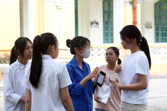 Tuyển sinh vào lớp 10: Thí sinh thấp thỏm ngóng chờ môn thi thứ ba