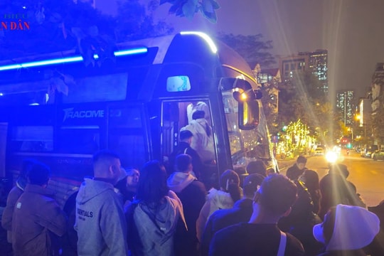 Hà Nội: Đột kích "bến xe ngầm" của hàng loạt nhà xe đường dài, đón trả khách gây náo loạn đường phố thủ đô