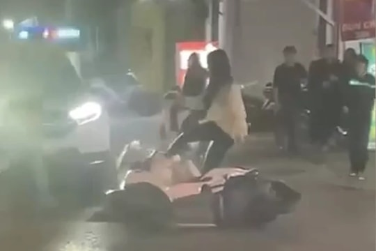 Hà Nội: Thiếu nữ 16 tuổi bị quây đánh hội đồng dã man ngay giữa phố khiến dư luận phẫn nộ