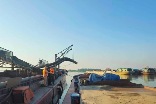 Hà Nội giao huyện Mê Linh kiểm điểm cá nhân buông lỏng quản lý hoạt động khai thác cát tại sông Hồng