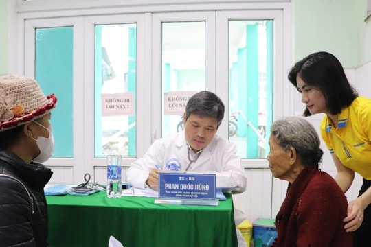 Nam A Bank đồng hành cùng bác sĩ Bệnh viện Chợ Rẫy khám bệnh miễn phí cho bà con Quảng Nam