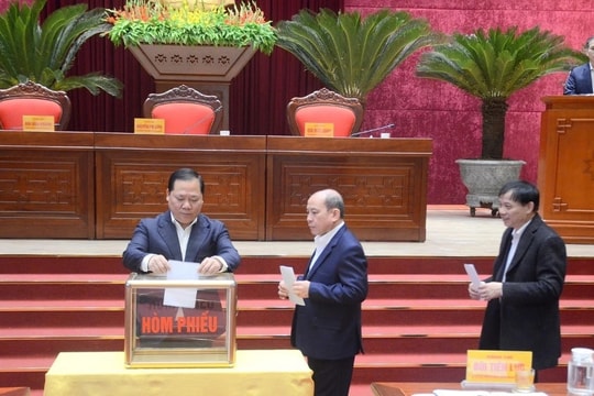 Ông Bùi Đức Hinh được giới thiệu để bầu giữ chức Chủ tịch UBND tỉnh Hòa Bình