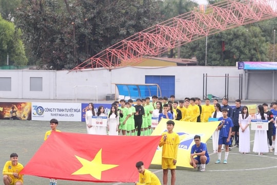 Đội tuyển vô địch Giải bóng đá học sinh THPT Hà Nội - An ninh Thủ đô lần thứ XXIII năm 2024 Cúp Number 1 Active vỡ òa cảm xúc sau chiến thắng 