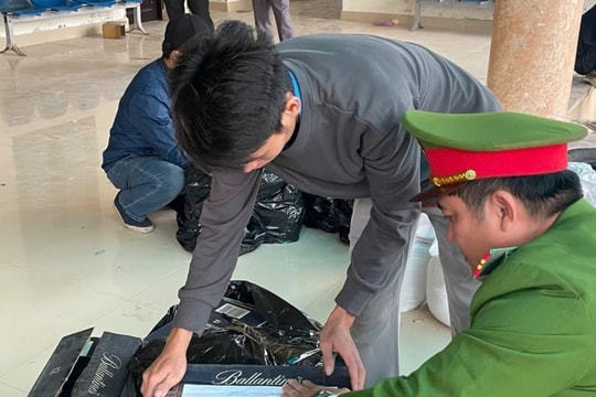 Quảng Bình: Bắt vụ vận chuyển gần 1.600 chai rượu ngoại nhập lậu 