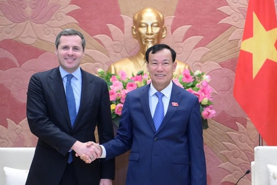 Chủ nhiệm Ủy ban Quốc phòng và An ninh, Trung tướng Lê Tấn Tới tiếp Thứ trưởng Bộ Quốc phòng Italia