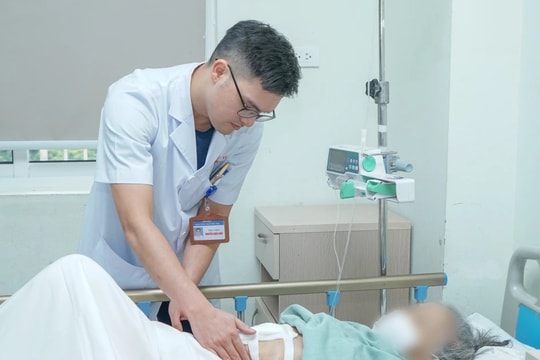 Cấp cứu thành công cụ bà 85 tuổi thủng dạ dày tá tràng vì lạm dụng thuốc giảm đau 