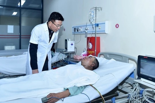 Phó Thủ tướng Lê Thành Long kiểm tra hiện trường, thăm hỏi nạn nhân vụ cháy quán cà phê