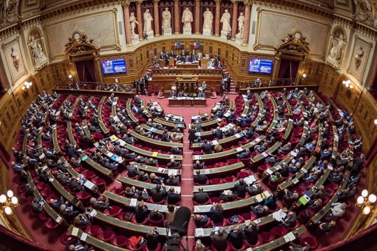 Quốc hội Pháp thông qua luật đặc biệt để ngăn Chính phủ đóng cửa