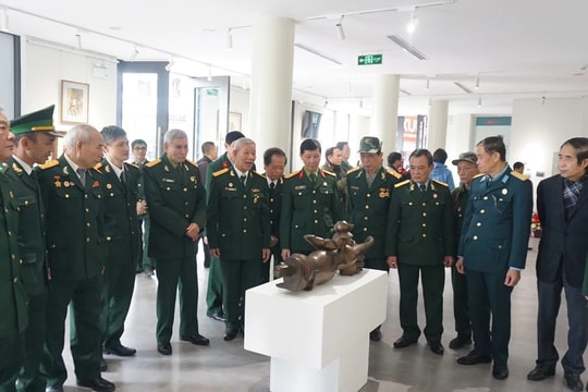 "Những trang sử bằng hình sắc" về bộ đội Cụ Hồ