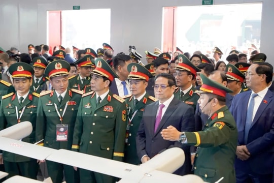 Thủ tướng Phạm Minh Chính thăm khu trưng bày của Viettel tại Triển lãm Quốc phòng quốc tế 2024