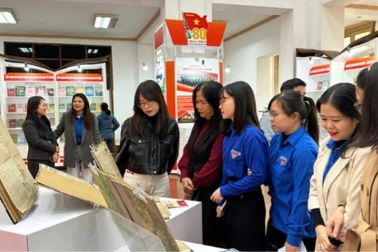 Triển lãm tư liệu “Quân đội anh hùng, Quốc phòng vững mạnh”