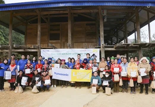 Trao tặng 510 đèn năng lượng mặt trời cho những hộ dân khó khăn ở Điện Biên 