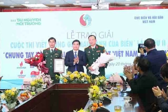 Trao giải cuộc thi viết “Cùng giữ màu xanh của Biển” lần thứ hai