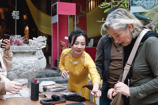 Những mảng chạm kể chuyện đình trong phố