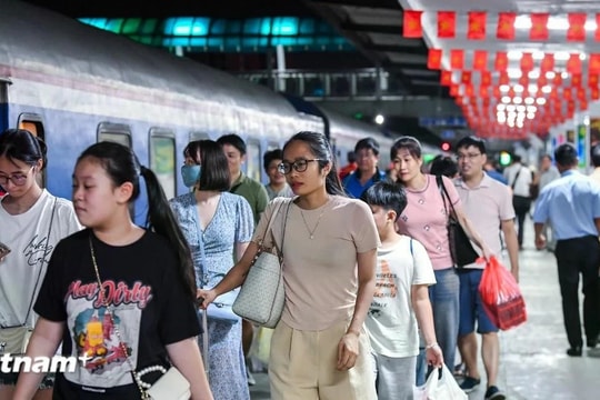 Chạy thêm nhiều tàu Bắc - Nam đưa người dân về quê đón Tết Ất Tỵ 2025
